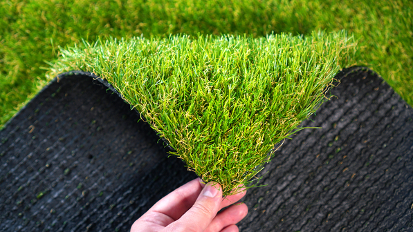 Hand,Holding,An,Artificial,Grass,Roll.,Greenering,With,An,Artificial Servicio Sanitización
